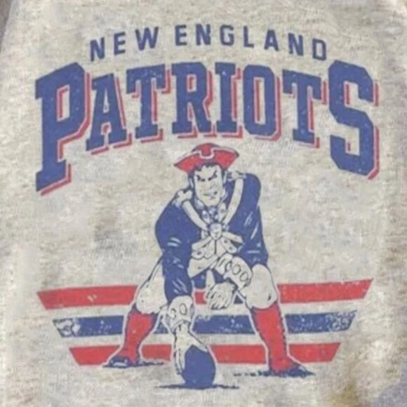 New England Patriots Football NFL Retro Graphic Unisex Sweatshirt - Picture 2 of 5